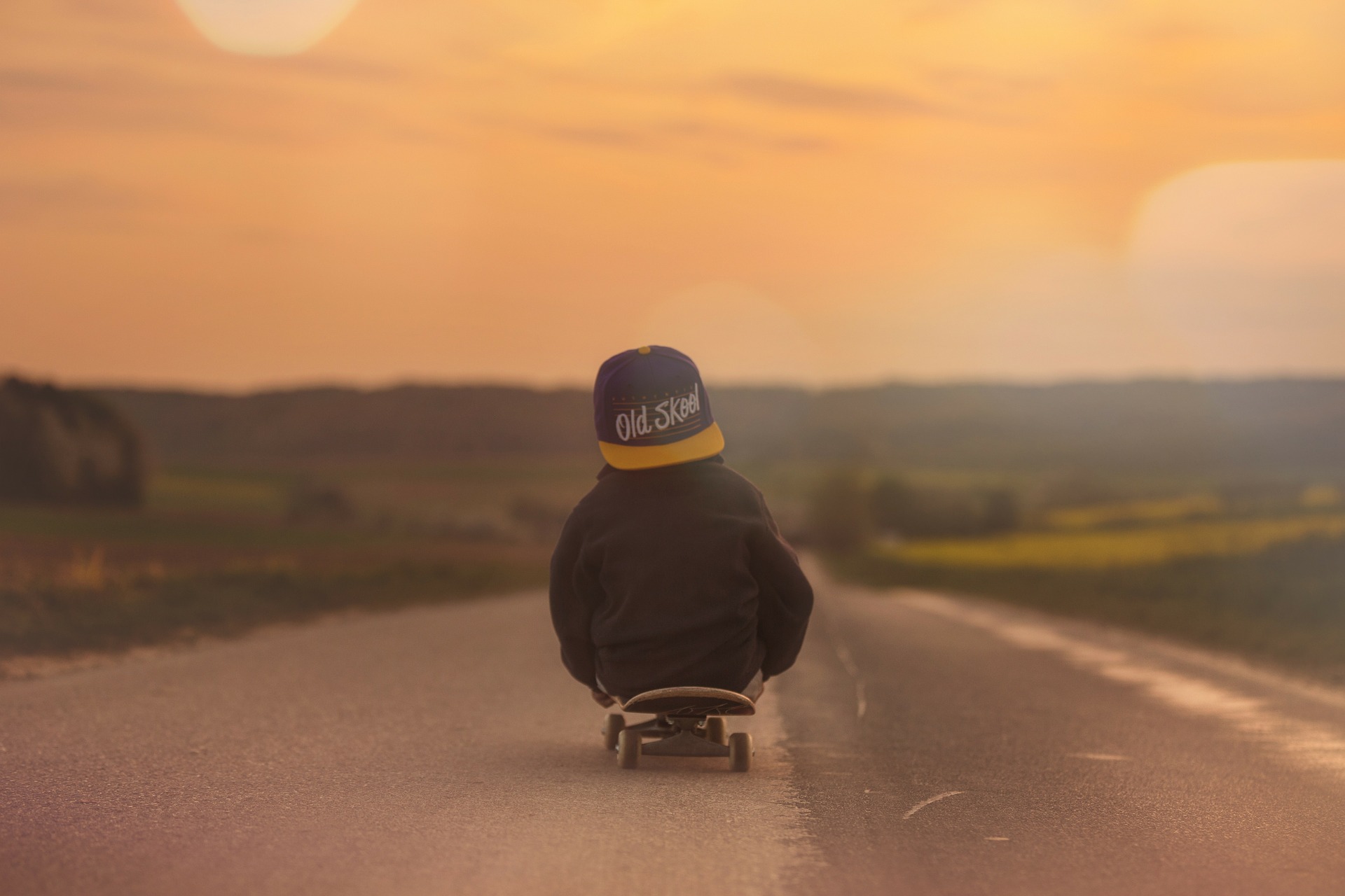 Junge mit Skatebord auf Strasse