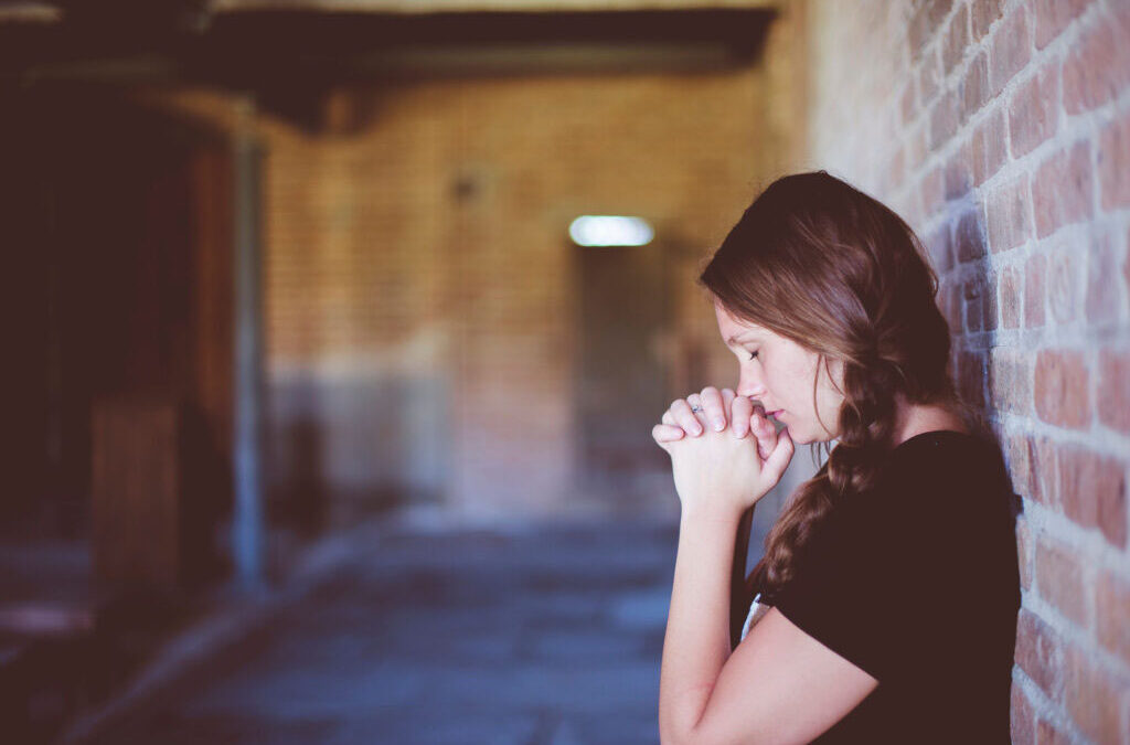 Junge Frau am beten